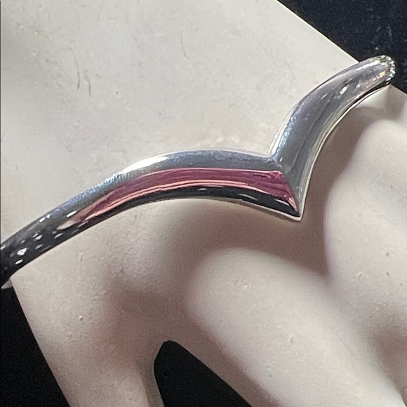 Avon Silver V-Style cuff bracelet - Picture 3 of 5